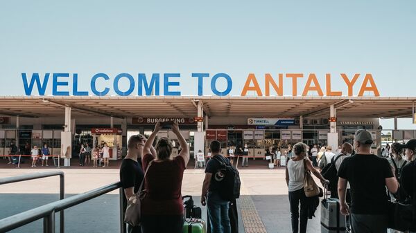 Отдыхающие и туристы прибывают на курорты Антальи