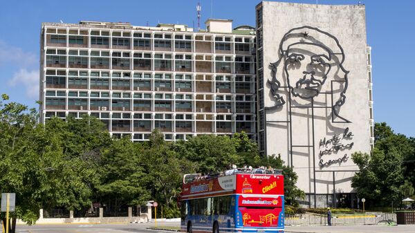 Здания на площади Революции в Гаване с портретами Че Гевары