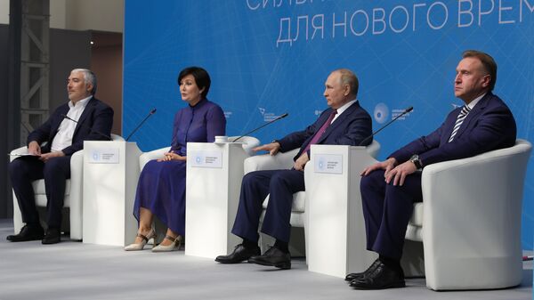 Президент РФ Владимир Путин принимает участие в пленарной сессии форума Агентства стратегических инициатив (АСИ) Сильные идеи для нового времени