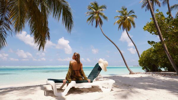 Девушка отдыхает на пляже, Мальдивы