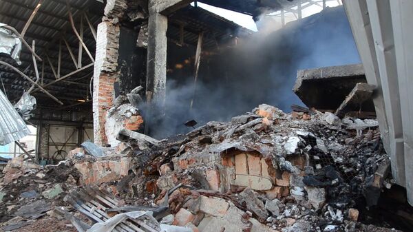 Склад с мукой в городе Токмак Запорожской области после обстрела ВСУ