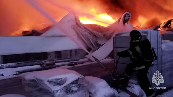 Тушение крупного пожара на складе Wildberries в Петербурге