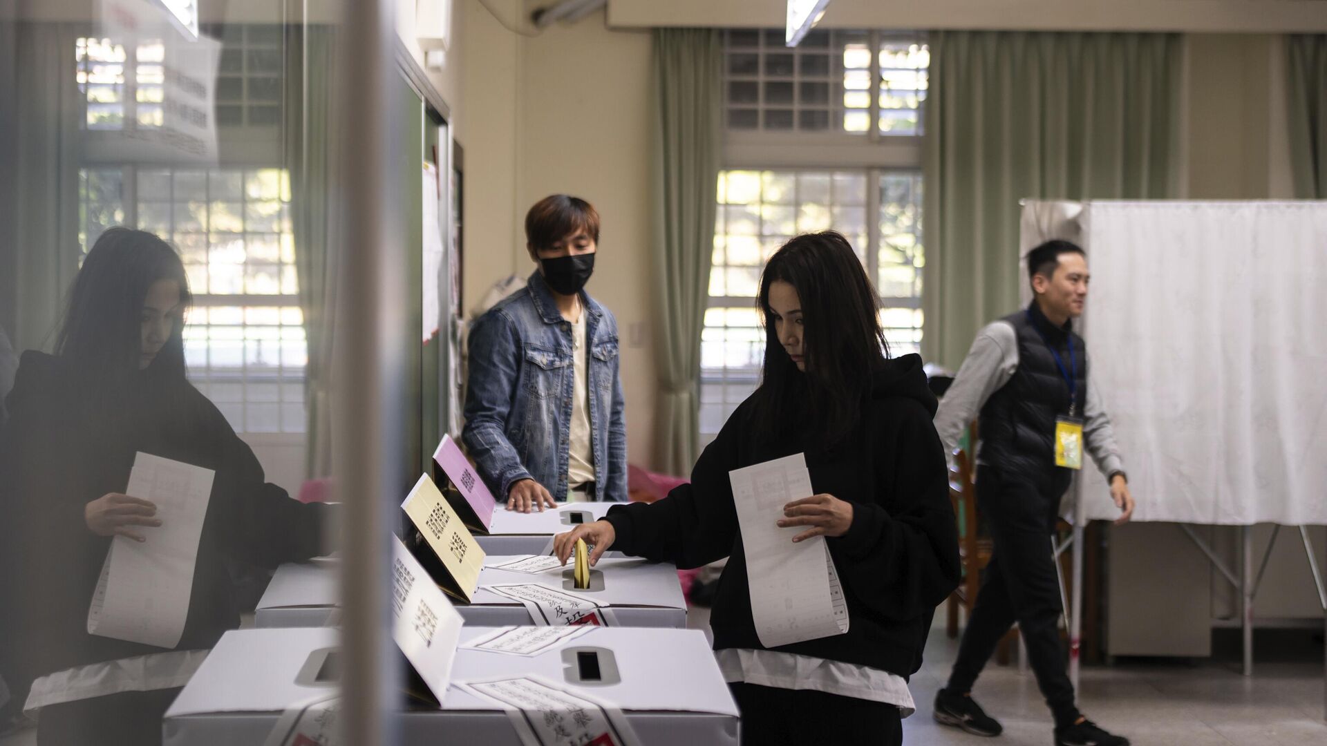 Люди голосуют на избирательном участке во время выборов на Тайване - РИА Новости, 1920, 13.01.2024