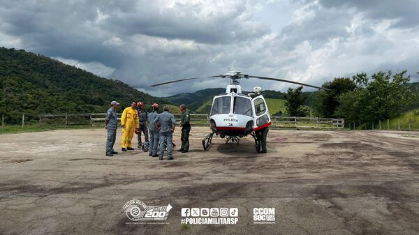 Спасатели недалеко от места обнаружения полицией бразильского штата Сан-Паулу вертолета, который считался без вести пропавшим