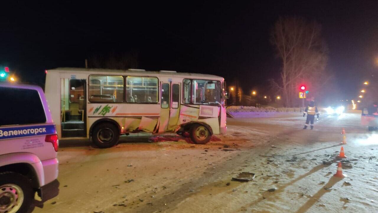 Место ДТП с участием легковушки и автобуса в Красноярском крае.12 января 2024 - РИА Новости, 1920, 12.01.2024