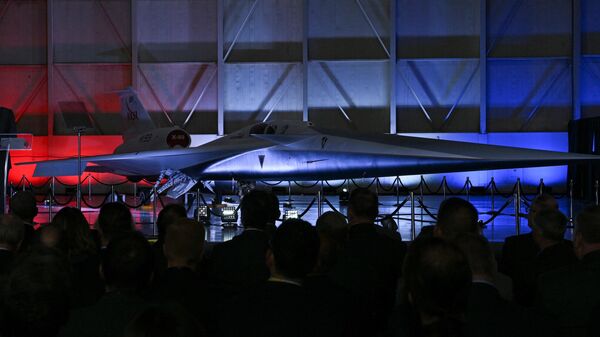 Экспериментальный сверхзвуковой реактивный самолет X-59 во время церемонии представления на территории завода Lockheed Martin в Калифорнии
