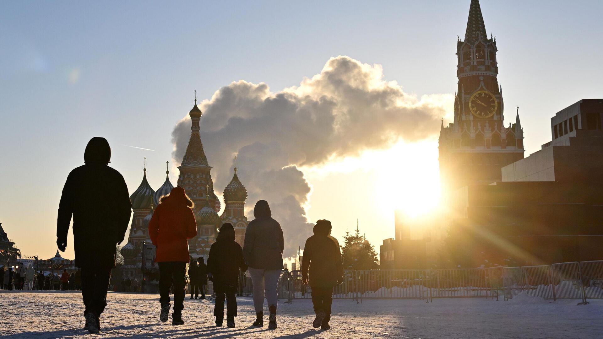 Люди в морозный день на Красной площади в Москве - РИА Новости, 1920, 14.02.2024
