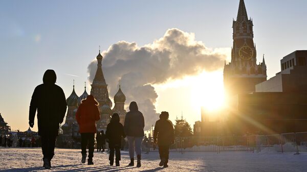 Люди в морозный день на Красной площади в Москве. Архивное фото