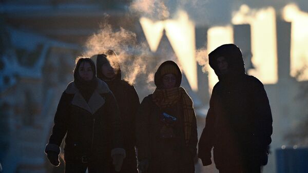 Люди в морозный день в Москве