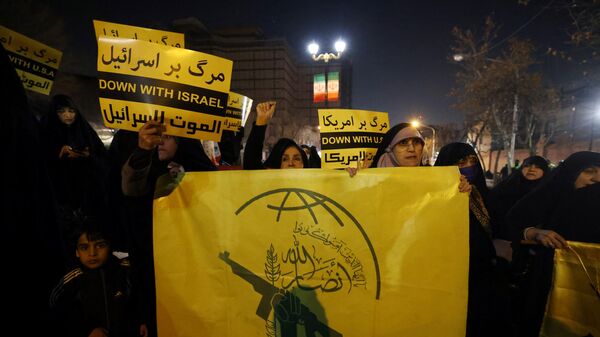 Демонстрация в поддержку Иеменских хуситов напротив Британского посольства в Тегеране