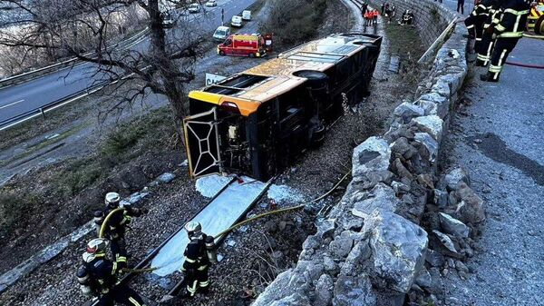 Место происшествия, где автобус упал на рельсы с большой высоты во Франции
