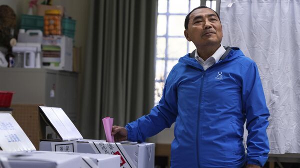 Кандидат в президенты от партии Гоминьдан Хоу Юи голосует на выборах в Нью-Тайбэе, Тайвань