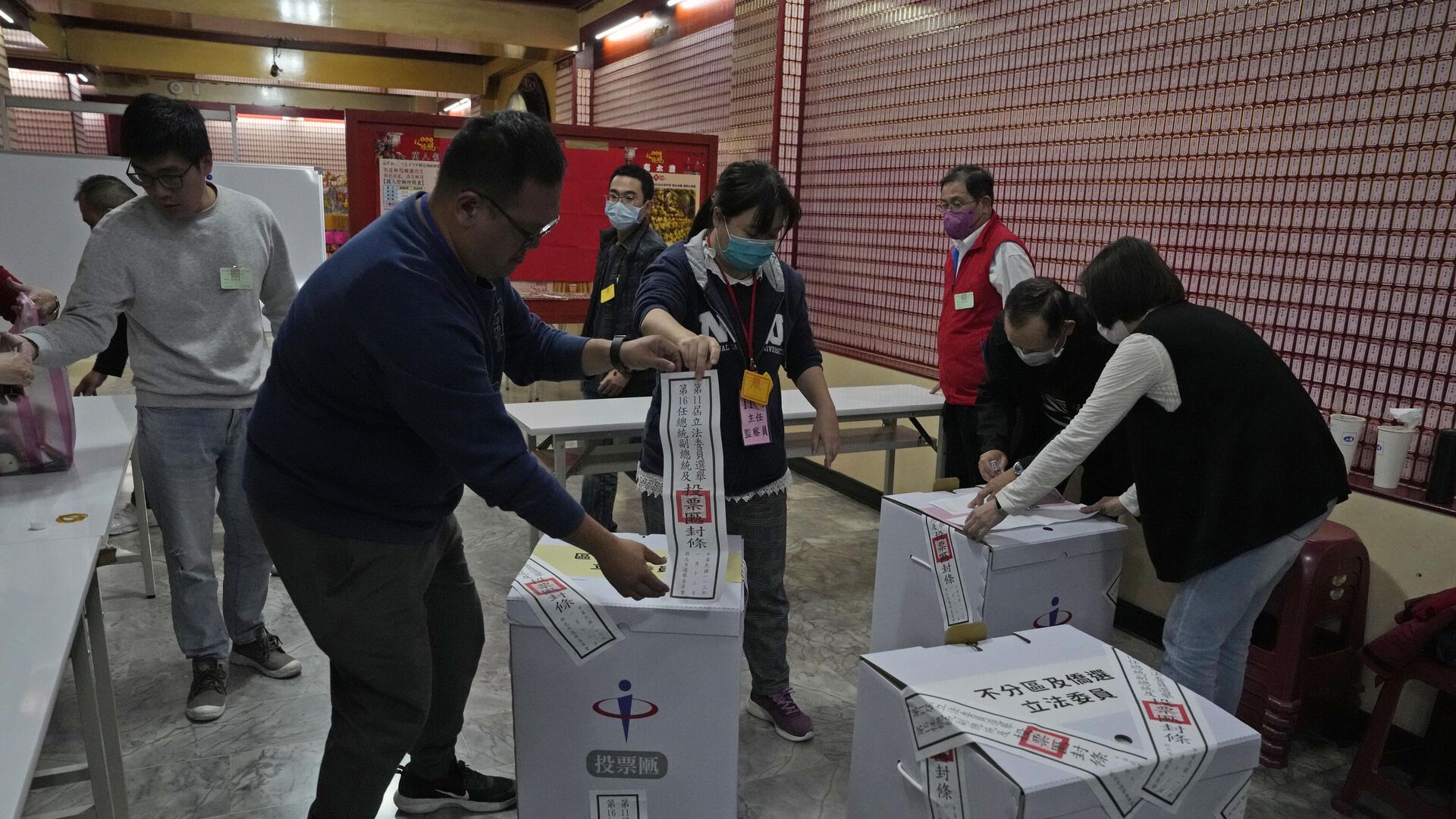 Члены избирательной комиссии опечатывают урны для голосования по окончании голосования в Нью-Тайбэе, Тайвань - РИА Новости, 1920, 15.01.2024