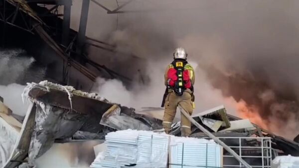 Работа пожарных на складе в Петербурге