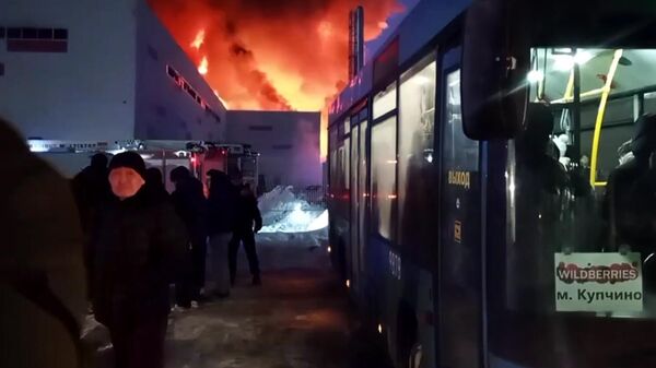 Небо на месте пожара в Петербурге закрывают клубы дыма
