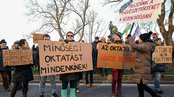 Митинг с требованием повысить зарплаты учителям в центре Будапеште. 13 января 2024