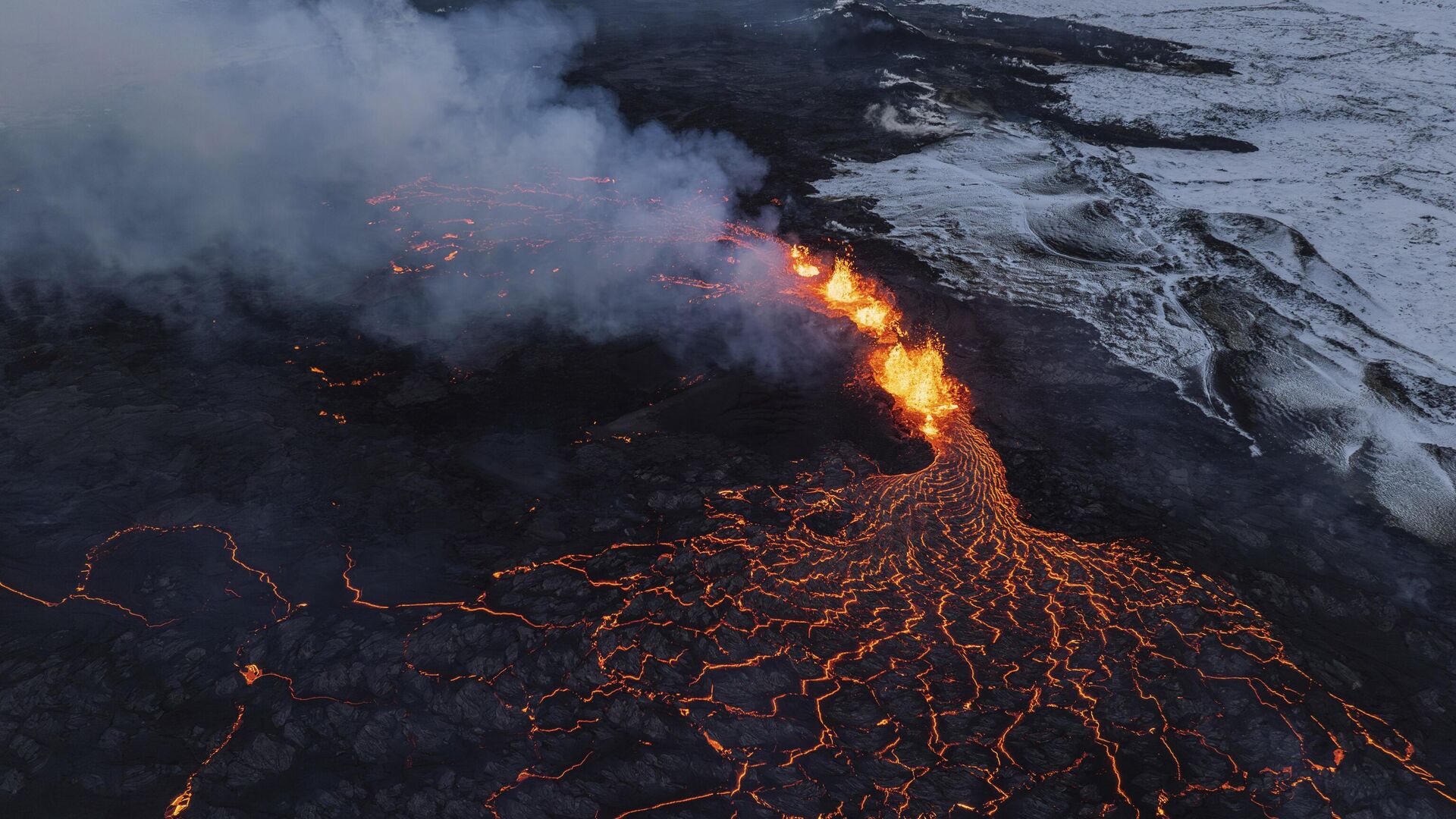 извергающийся вулкан. исландия вулкан 2024. извержение вулкана фаградальсфьядль. вулкан в исландии фаградальсфьядль. исландия вулкан эйяфьятлайокудль извержение 2010.