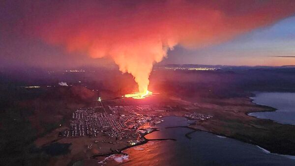 Извержения вулкана Рейкьянес на окраине города Гриндавик в Исландии. 14 января 2024