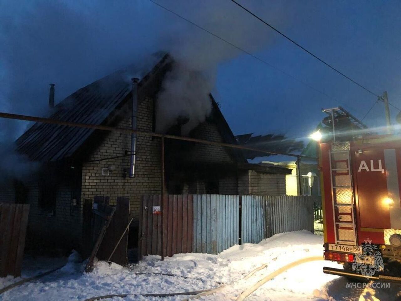 СК завел дело по факту гибели бабушки с двумя внуками при пожаре под Пензой  - РИА Новости, 14.01.2024