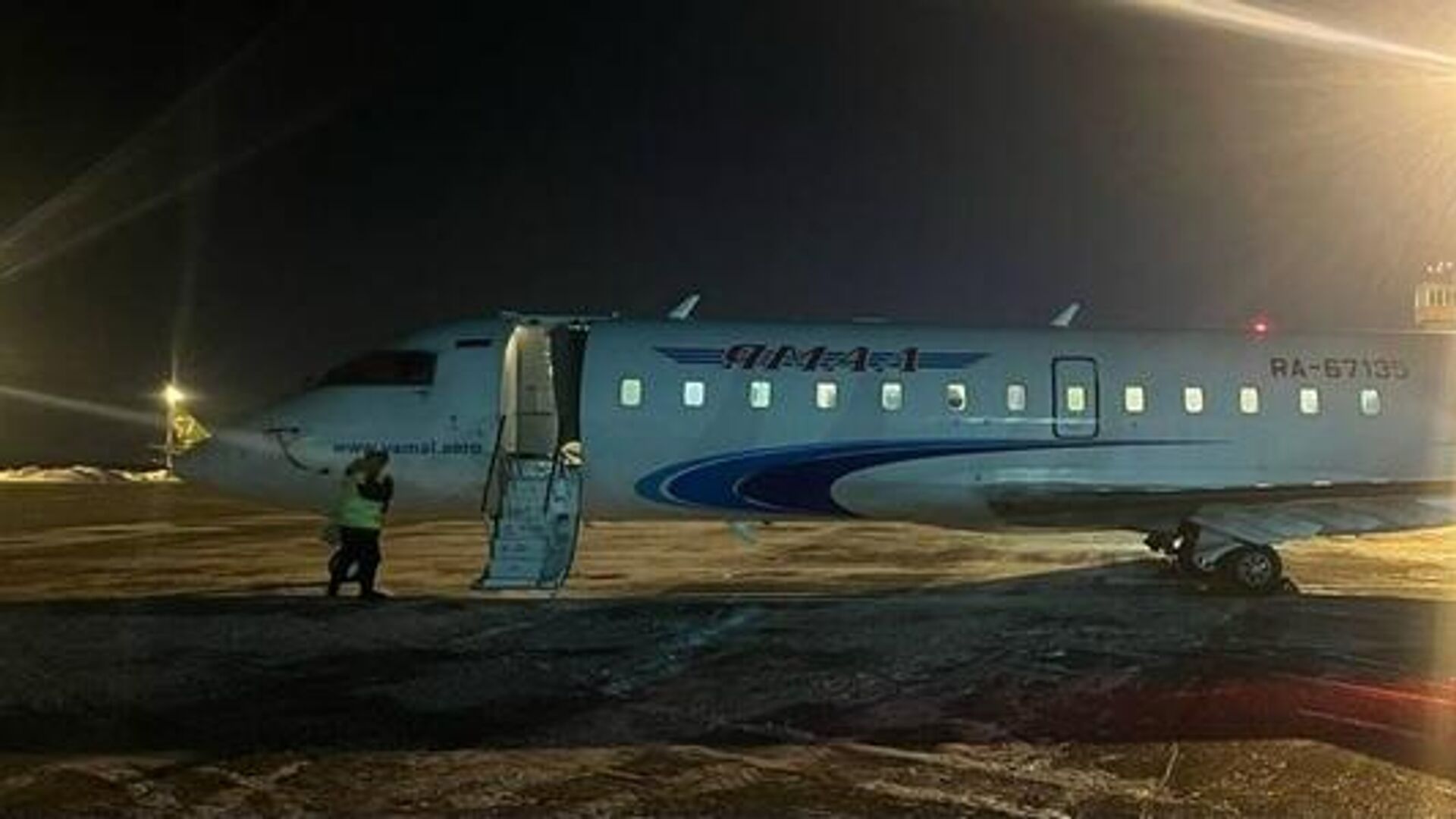 Самолет Bombardier авиакомпании Ямал, следовавший из Горно-Алтайска в Салехард - РИА Новости, 1920, 15.01.2024