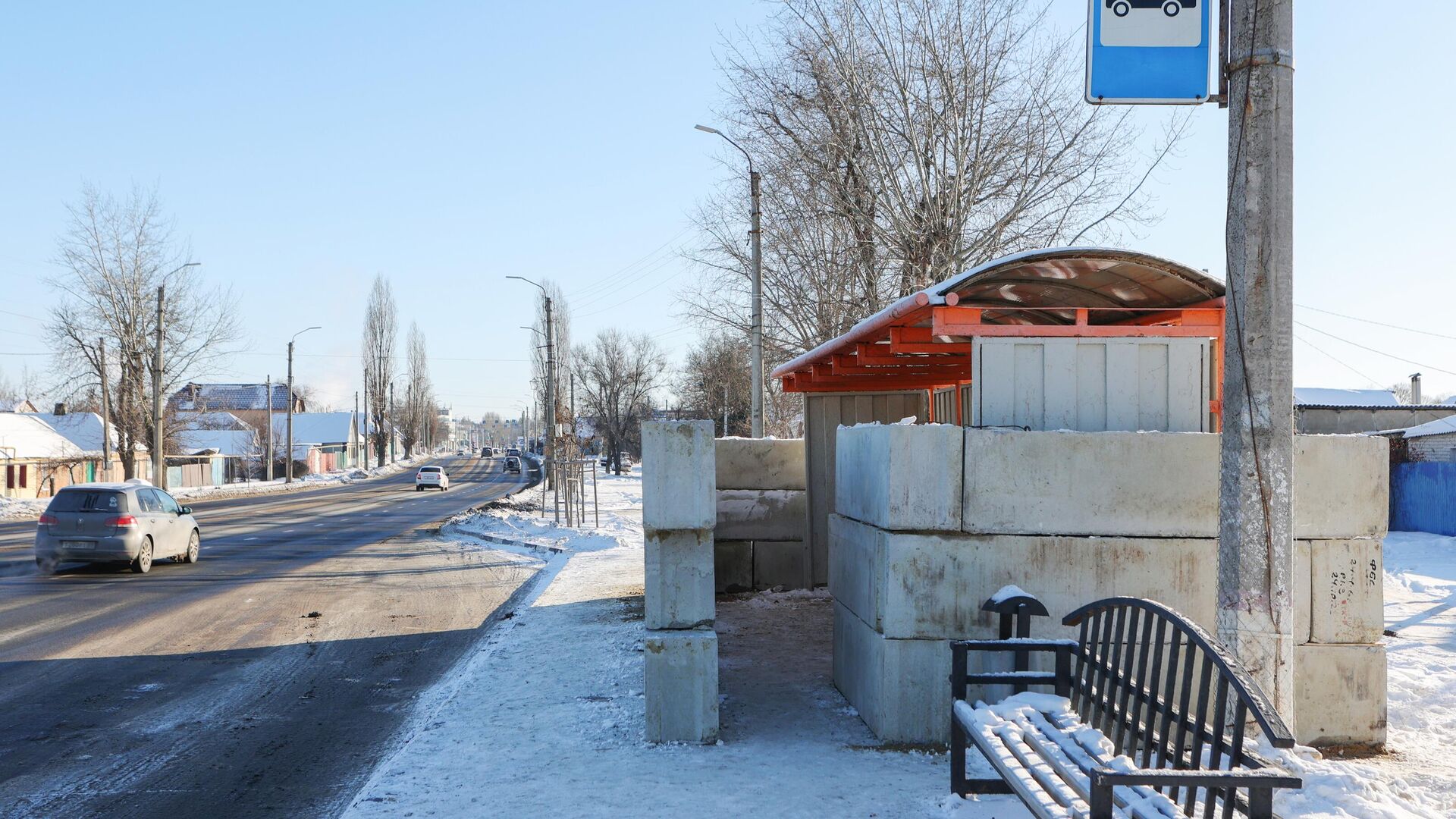 Остановка общественного транспорта в Белгороде, укрепленная бетонными блоками - РИА Новости, 1920, 18.01.2024