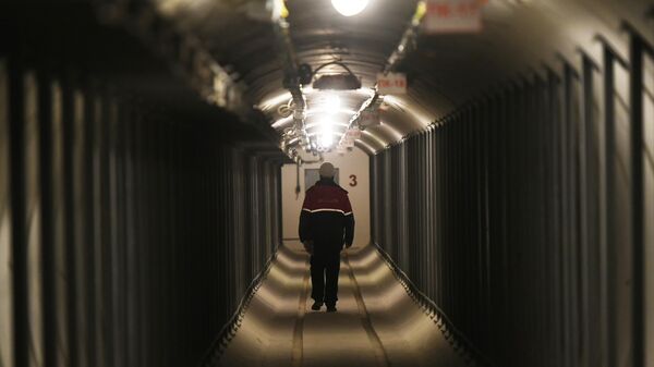 Сотрудница ГУП Москоллектор в тоннеле кабельного коллектора
