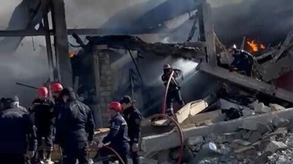 Спасатели на месте взрыва в мебельном цехе в Баку, Азербайджан