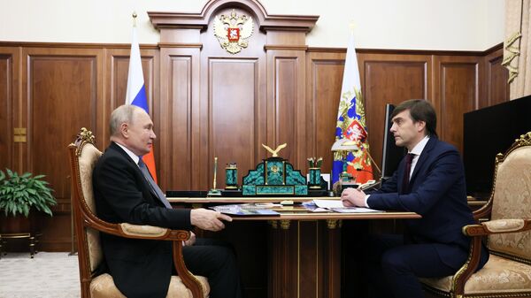 Президент РФ Владимир Путин и министр просвещения РФ Сергей Кравцов во время встречи