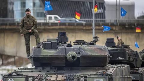 Немецкий военный на танке Leopard 2A6