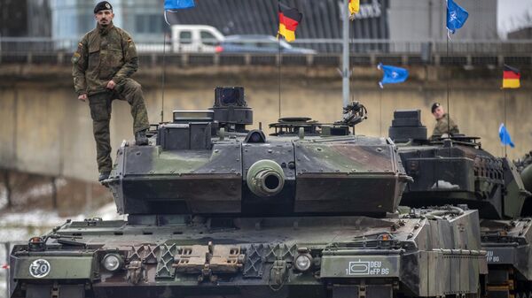 Немецкий военный на танке Leopard 
