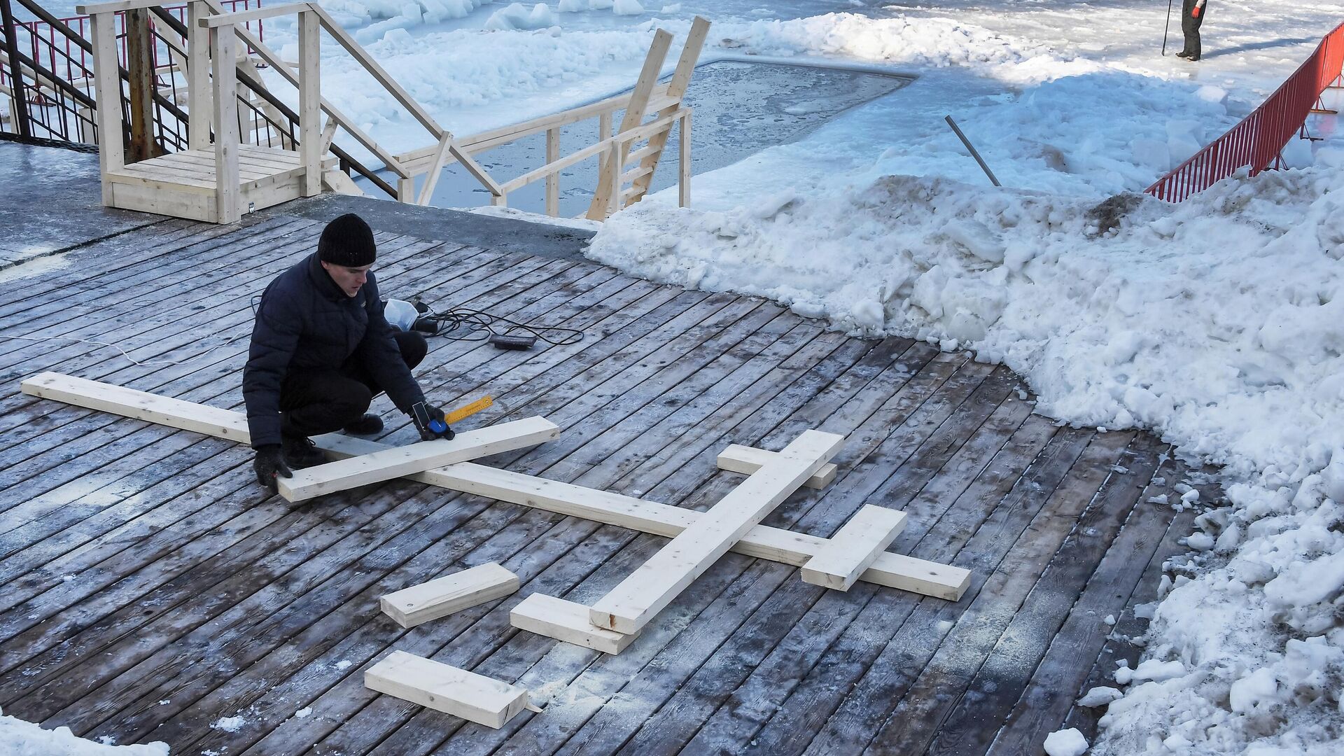 Подготовка купели к Крещению - РИА Новости, 1920, 15.01.2024