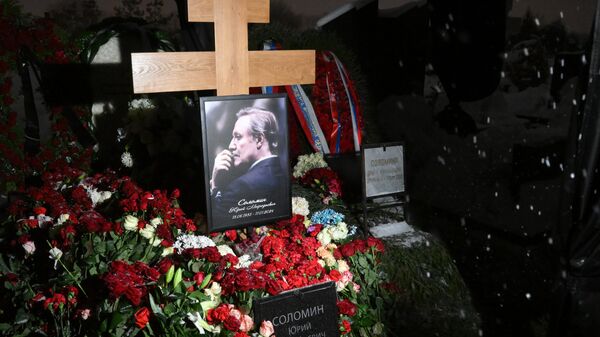 Портрет и цветы на могиле народного артиста СССР Юрия Соломина во время похорон на Троекуровском кладбище в Москве