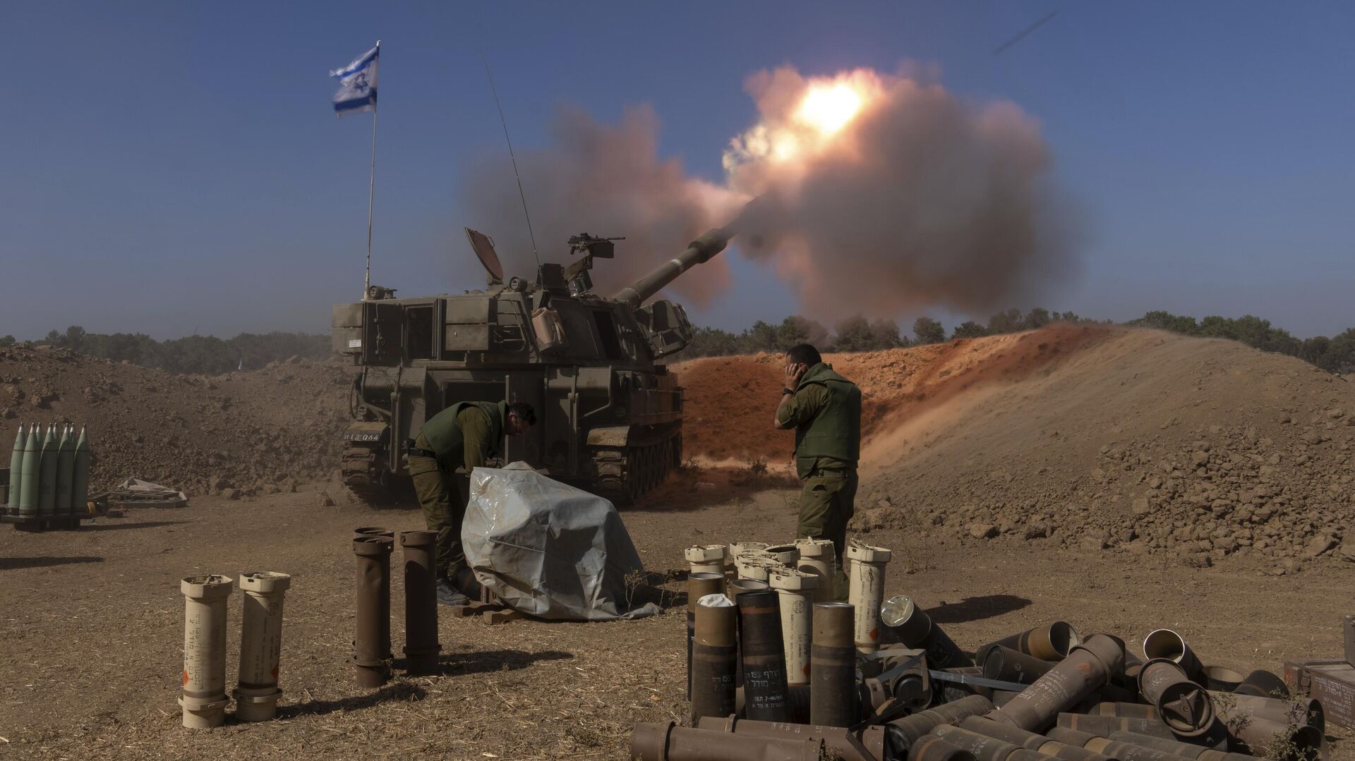 Израильский артиллерист ведет огонь по сектору Газа недалеко от границы - РИА Новости, 1920, 07.02.2024