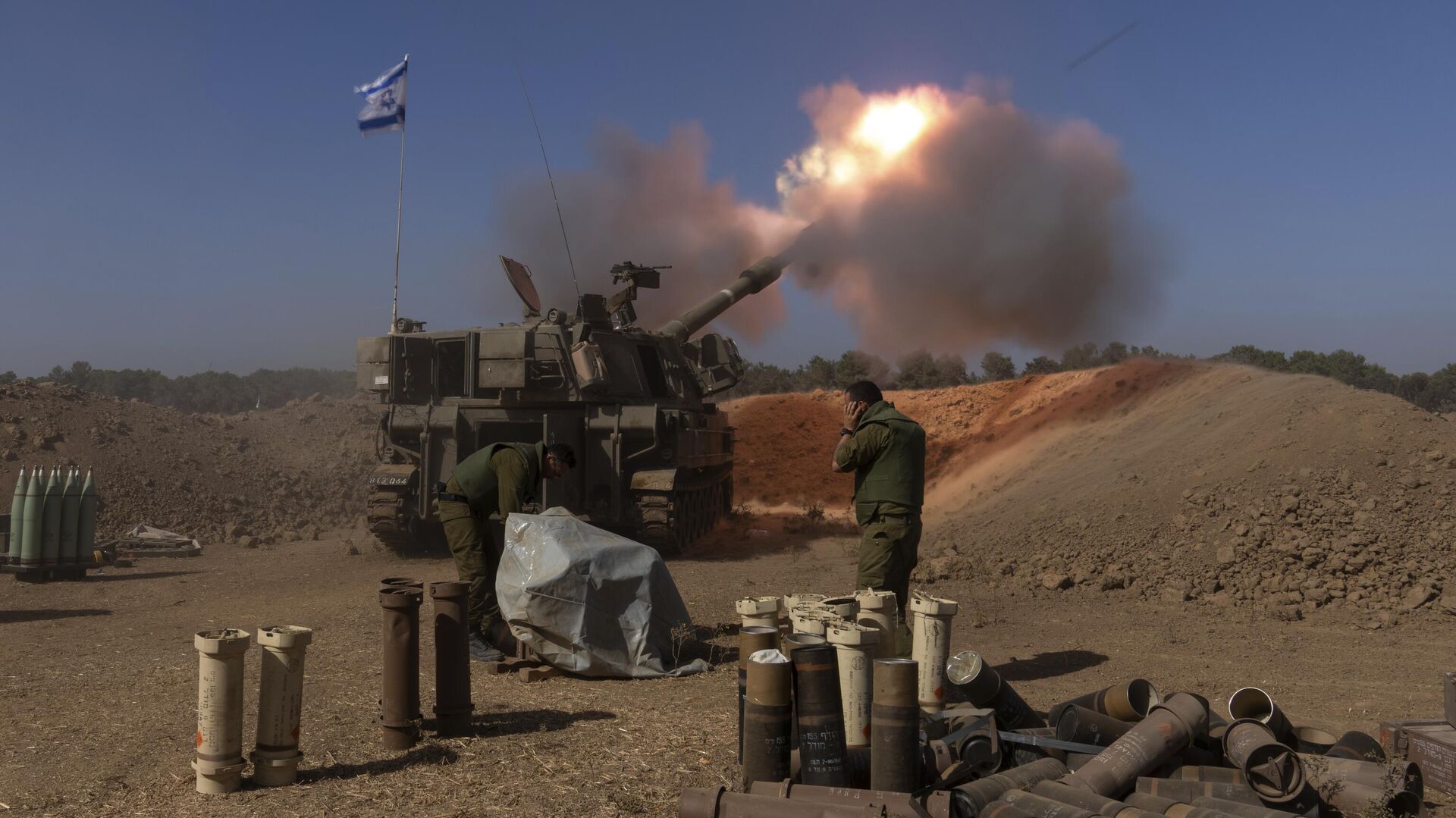 Израильский артиллерист ведет огонь по сектору Газа недалеко от границы - РИА Новости, 1920, 01.02.2024