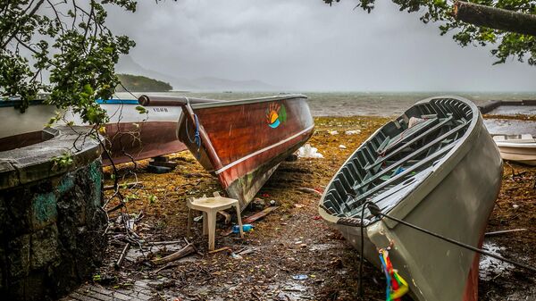 Рыбацкие лодки во время шторма, вызванного циклоном Белаль в Махебурге, Маврикий. 15 января 2024