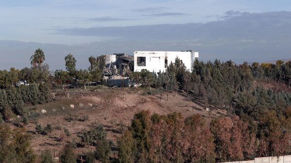 Здание, поврежденное после ракетного удара КСИР по Эрбилю