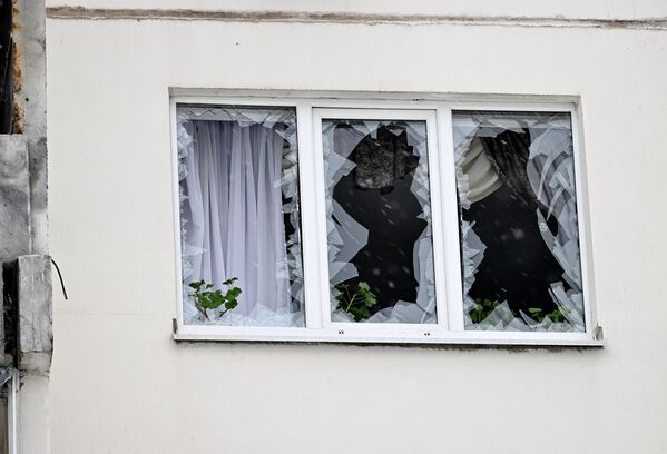 Разбитое окно в жилом доме в Воронеже, пострадавшем в результате ночной атаки дронов со стороны ВСУ