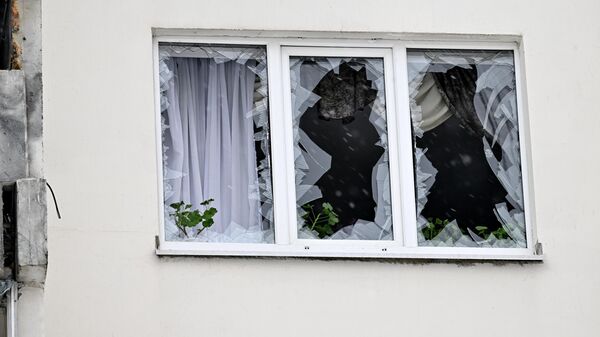 Разбитое окно в жилом доме в Воронеже, поврежденном в результате атаки дронов ВСУ. Архивное фото