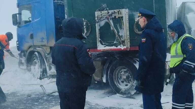 На месте ДТП с участием пятнадцати грузовых и легковых автомобилей в Самарской области