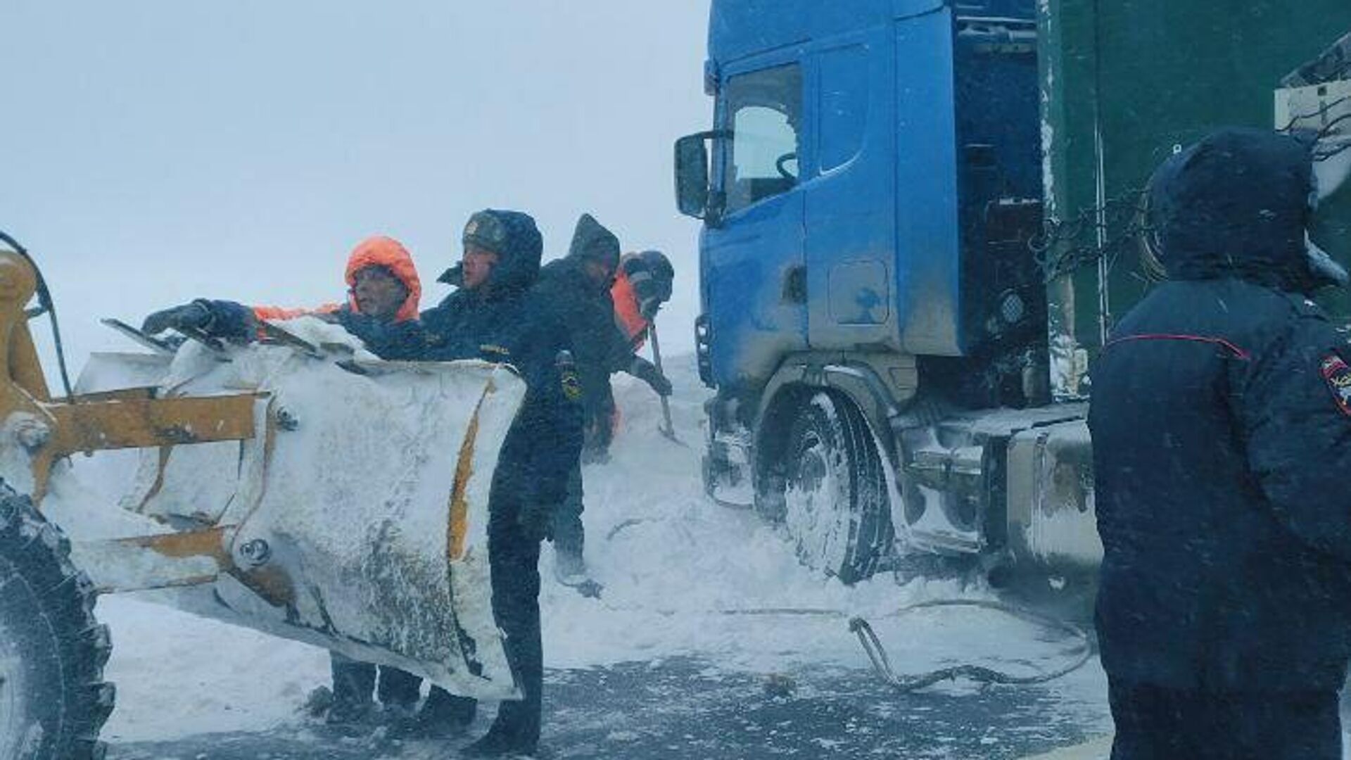 На месте ДТП с участием пятнадцати грузовых и легковых автомобилей в Самарской области - РИА Новости, 1920, 16.01.2024