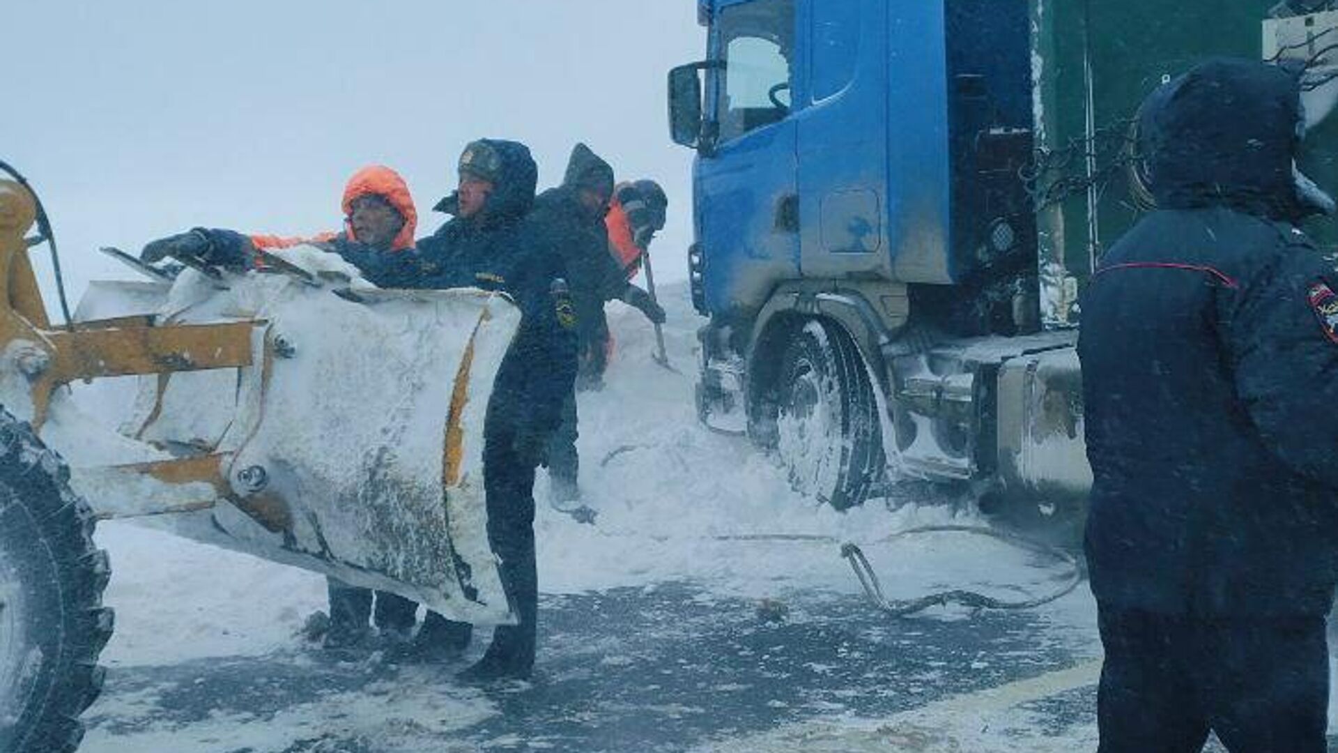 На месте ДТП с участием пятнадцати грузовых и легковых автомобилей в Самарской области - РИА Новости, 1920, 16.01.2024