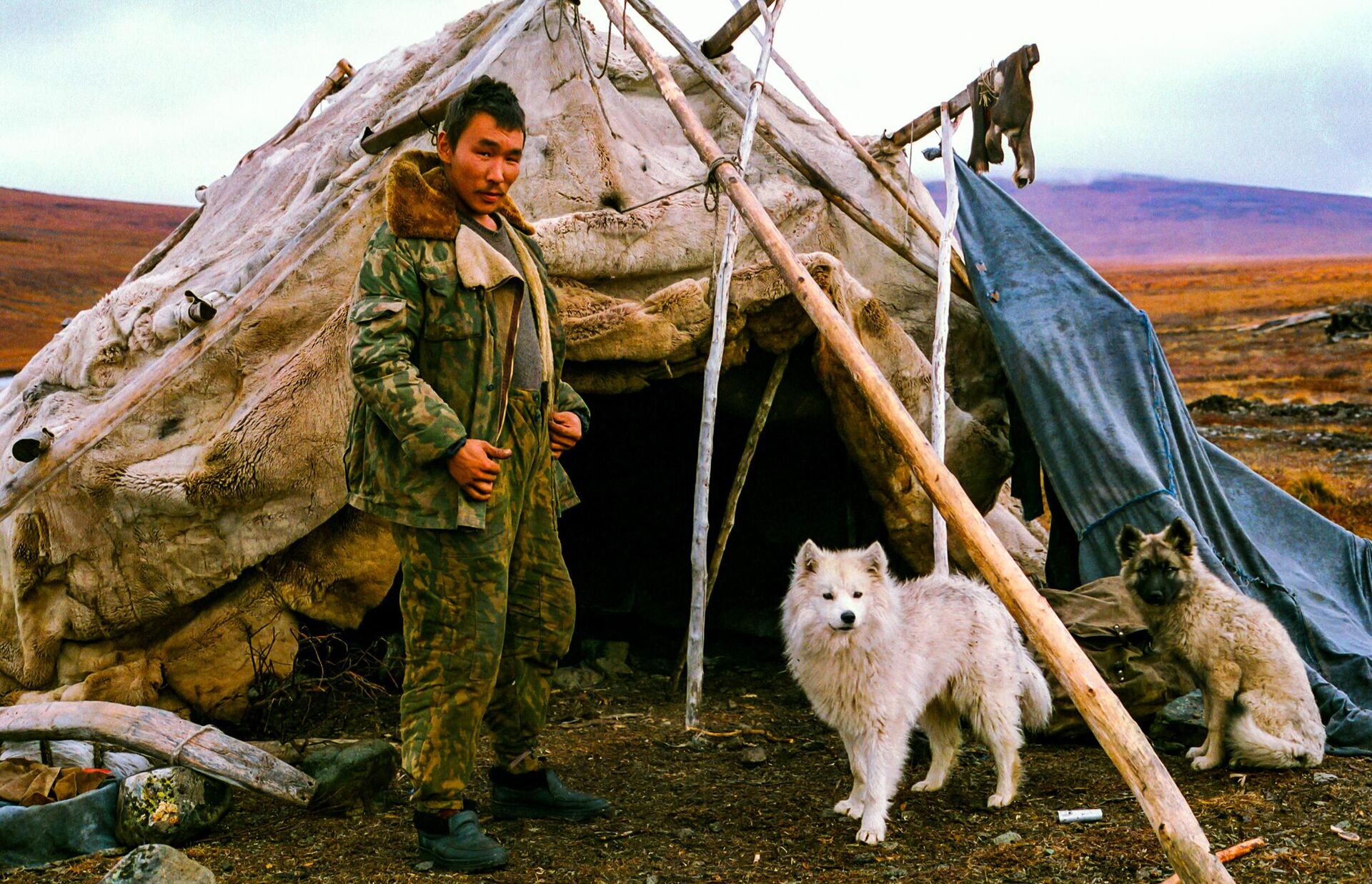 Кочевник рядом с чумом на Чукотке Кочевник рядом с чумом на Чукотке
