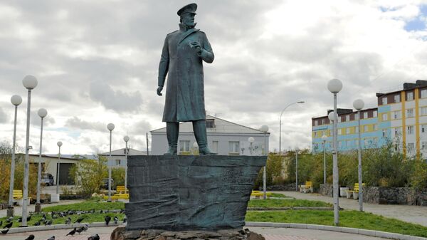 Памятник основателю города Анадырь Леониду Гриневецкому
