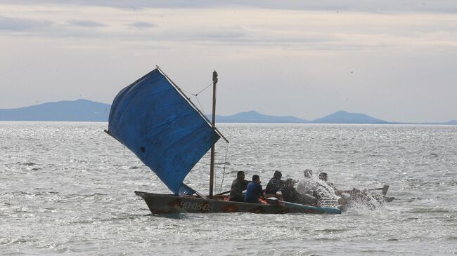 Мужчины плывут в традиционной байдаре из кожи моржа в окрестностях села Лорино Чукотского района Чукотского автономного округа