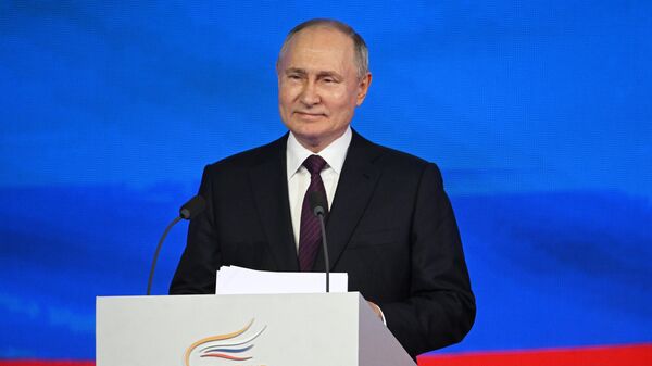Президент РФ Владимир Путин принимает участие в церемонии награждения лауреатов Всероссийской муниципальной премии Служение