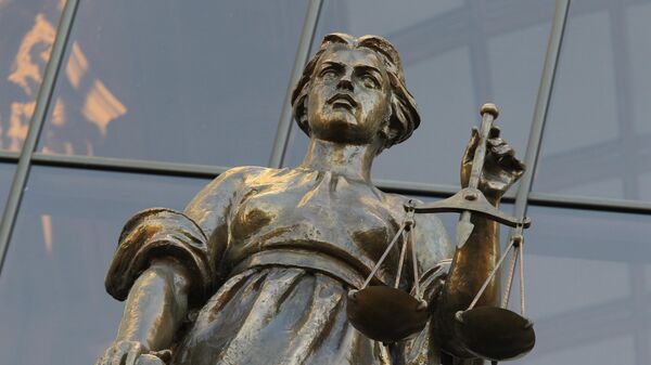 Статуя богини Фемиды у здания суда