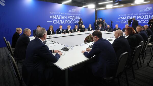 Путин пообещал изучить вопрос поддержки муниципальных специалистов