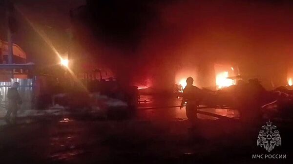 Ликвидация пожара на складе продукции из полиэтилена в Пензе. Кадр видео