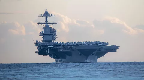 Авианосец ВМС США Джеральд Форд проходит Гибралтарский пролив