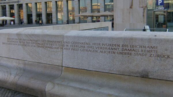 Мемориальная надпись в память о жертвах англо-американской бомбардировки 1945 года в Дрездене, Германия